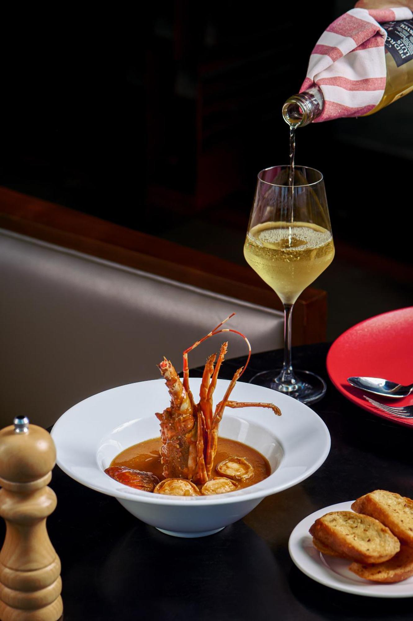 Melia Vinpearl Hue Hotel Buitenkant foto A glass of sparkling wine