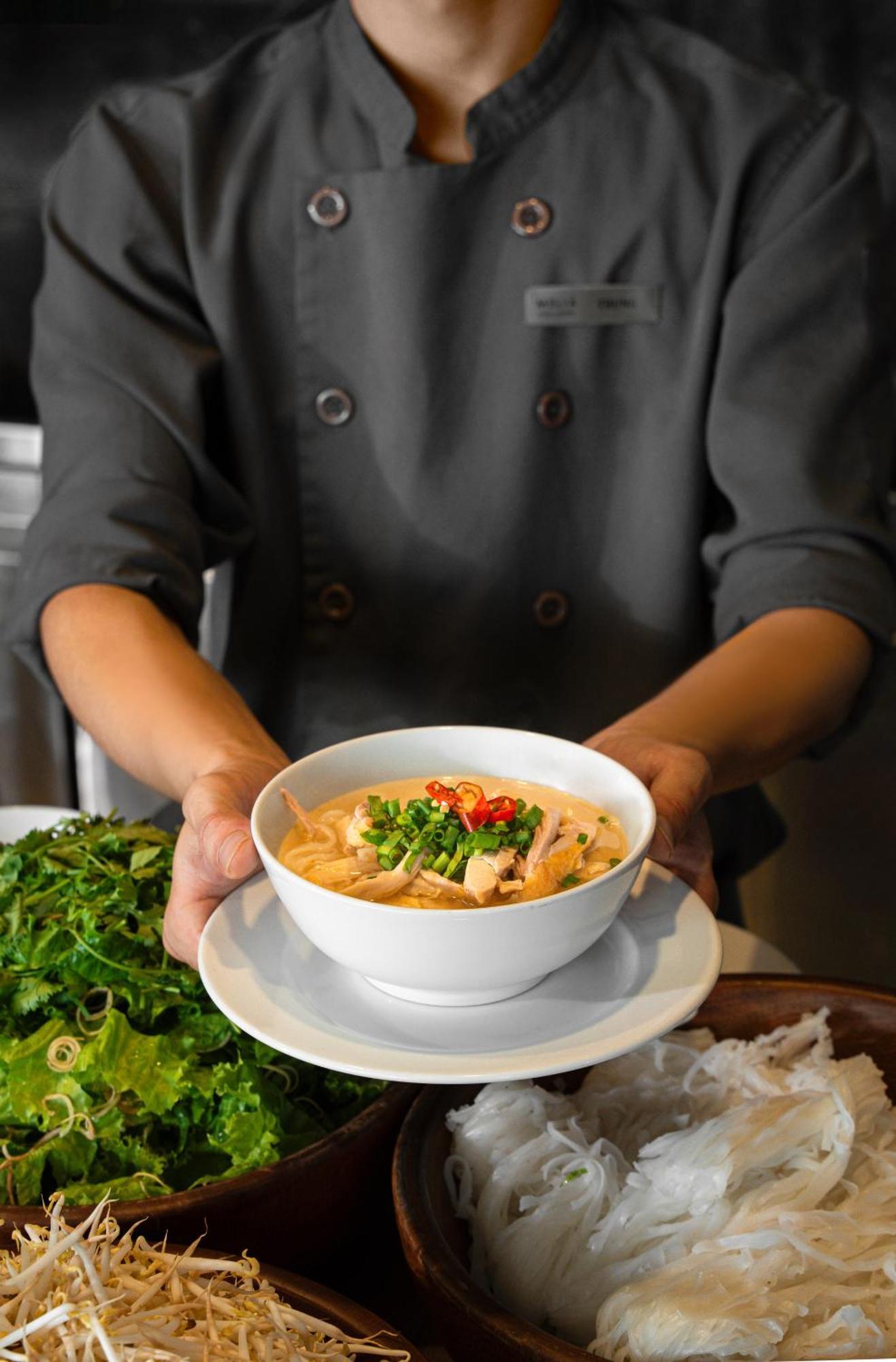 Melia Vinpearl Hue Hotel Buitenkant foto A chef holding a bowl of Tom Kha soup